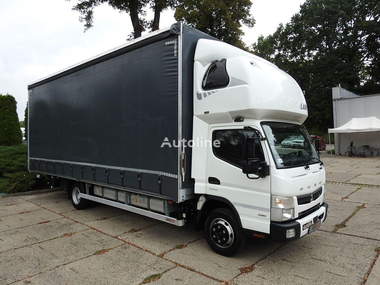 fuso canter 4 2m moving van clipart